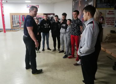 Для воспитанников Таганрогского центра помощи детям организовали экскурсию в Школу рукопашного боя